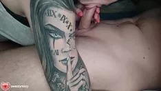 Reproducir Hermoso trabajo dilapidado encerrado por morena caliente con tatuaje