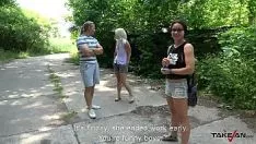 Redare Trișează o femeie blondă căsătorită, pe lângă tovarășii din dubă care o muncesc