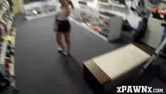 Reproducir Chica suave con mucho dinero sucio gana dinero en efectivo en la tienda de la casa de empeño
