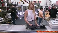 Играть SashayHorseback скачет в ломбарде на непрофессиональном отсосе за наличные
