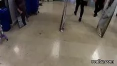 Afspelen Mooie Tsjechoslowaakse nymfomane werd gemaakt in de promenade en prikte in pov
