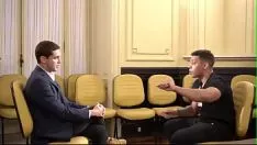 Reproducir Concejal varonilmente azota a periodista