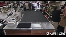 Играть Важная брюнетка-бимбо и ее голод в пустыне