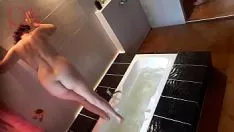 Redare Ciripit. om care trage cu ochiul. femeia din casă se spală la duș cu spumă, își tunde pisicuța la baie. camera de televiziune de garanție 1