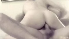 Reproducir Orificio hecho en casa: preciosa milf apretada montando a caballo con mi sashay en su culo