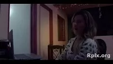 Riproduci La ragazza bruna rovente si fa arare la fetta
