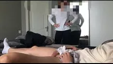 Riproduci La sorellastra mi fa un lavoro manuale con i suoi passaggi e mi ha servito lo sperma