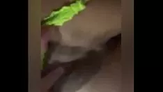 播放 Pinay 玩具和她湿漉漉的小猫。
