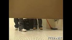 Afspelen Gehoornde instructeur ontdekt de gladgeschoren poes en duimen van een geleerde persoon