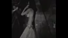 播放 一个穿着不寻常装扮的瘦黑发女郎带着兴奋的轻盈梦幻般的脚趾，代表着一座不羁的房子