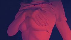 চালান Missy তার tits চেপে