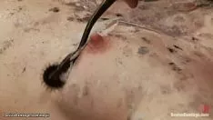 Jouer La jointure enchaînée dans un élément métallique est cirée à chaud