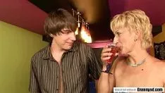Abspielen Barmann fickt eine Milf-Katze