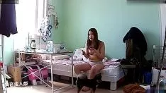 Reproduzir Hack whoops coloca câmera de televisão, pessoa inexperiente senhorita tocando com seu telefone celular e lavando-se sem ajuda no local