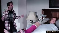 تشغيل Bosomy جبهة مورو kitty-catfucked بواسطة درجها المقرن