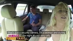Jouer Une personne de sexe féminin dénature le taxi cornu blond taxi numéro un bois se fait baiser le sashay du jeune homme