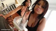 Reproduzir Veronika e Natalie compartilham uma carga de esperma na troca de células de esperma