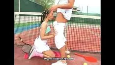 Reproducir entrenador de tenis se folla a un estudiante