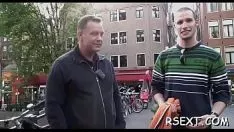Afspelen Hete baby wordt van zich af gegooid en rukt een harde staaf af en zuigt hem erin