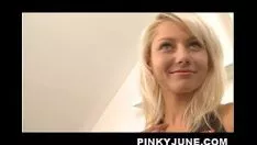 Играть Подростковая сексуальная пинки июнь любит своих поклонников в одежде водителя автомобиля