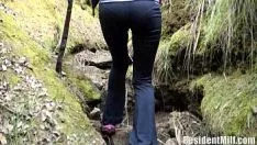 चलाएँ Bosomy MILF लकड़ी में fucks
