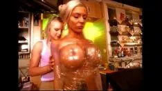 Abspielen Bosomy Knuck Down Missy wird gelegt, um unterwürfig zu sein