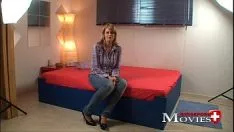Riproduci Domanda porno con bionda simula gioia