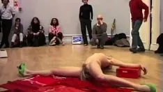 Reproducir Estatua desnuda indignación casa chica caliente lois keidan