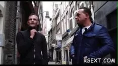 播放 受伤的小伙子在阿姆斯特丹红色下车区旅行
