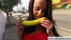 Jouer Missy adolescente humide à cornes ravit son chat avec des jouets sexuels trot-29