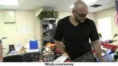 Redare Adolescent rapid futează un bărbat înaintea camerei de televiziune pentru bani în 2