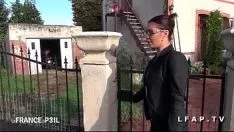 再生 親密な服装をしたこのフランス人熟女は、タクシーのナンバーワンウッドでお尻を叩かれます
