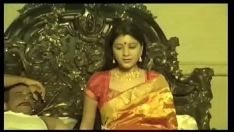 চালান ভারতীয় জুটি রোমান্টিক ফুচওয়ার্ল্ড-বিটার চারপাশে প্রিয় ওয়ানমুনে বসে আছে