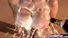 Abspielen Geölte, nasse, große, bunte Missy bekommt ihren Arsch gefüllt, Videoaufnahme-01