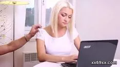 Reproducir Doc espera con la ciencia natural de la membrana virginal y la virginidad baja de la chica virgen