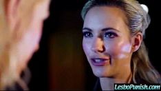 Afspelen Adolescent lez (tweedejaars & victoria) krijgt seksdildo gestraft door lesbo mov-30