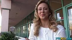 Riproduci La MILF fa emozionare il gattino in pov