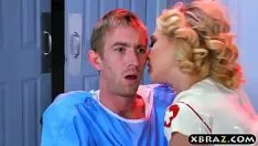 Putar Tahan Kagney Linn Karter menyembuhkan peran yang terpengaruh dengan sodomi