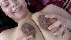 Putar Mengisap menjilati dan bermain dengan payudara besar saya dan puting gelap yang keras
