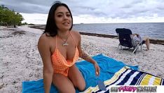 Riproduci Scena intera - woah, la mia bella sorellastra mi ha appena scopato in spiaggia - mypervyfamily -