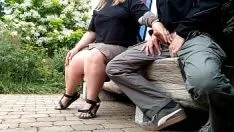Riproduci Milf mi fa venire su una panchina del parco col rischio di essere vista