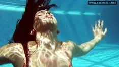 Reproduzir Kittina submerge na piscina quente