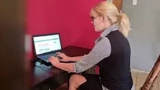 Riproduci Parte del lavoro di una segretaria è rendere felice il suo capo anche succhiandogli il cazzo