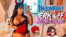 Reproducir La traviesa diablilla cosplay de gran culo y grandes tetas latina joi se masturba con su correa y te pide que te corras sobre sus pies.