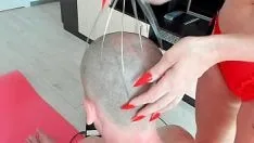 চালান Asmr সৎ মা লম্বা নখ দিয়ে মাথা ম্যাসাজ করেন bdsm