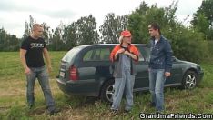 Redare Doi prieteni împart femeie matură în aer liber