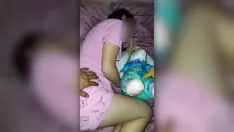 再生 彼らは私に無邪気な十代の義理の姪を担当させ、私は彼女のハメ撮りを犯すことになります - 彼らは私に変態義理の叔父を任せ、彼は私の部屋に侵入します 1/2