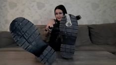 Afspelen Dominatrix nika laat je de zolen van haar vuile laarzen likken. ze giet een condoom met sperma over de zolen van haar schoenen, en jij moet het allemaal likken. laarzen fetisj.