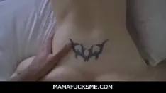 Reproducir Mamafucksme: la hermosa milf jessica ryan acababa de descubrir el porno en línea y ahora lo anhela cada vez más. por suerte tiene wrex que está dispuesto a follársela