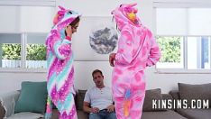 Играть Две развратные сводные сестры в комбинезонах - Кэлли Блэк и Габи Ортега